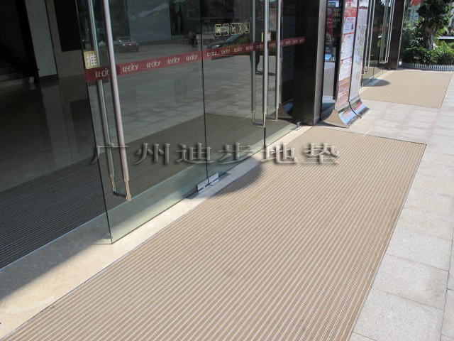 “奥特莱斯”是英文OUTLETS的中文直译。其英文原意是“出口、出路、排出口”的意思，在零售商业中专指由销售名牌过季、下架、断码商品的商店组成的购物中心，因此也被称为“品牌直销购物中心”。 