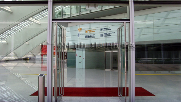 北京首都国际机场（ICAO：ZBAA；IATA：PEK），简称首都机场或北京机场，为中华人民共和国和北京联外主要的国际机场，是目前中国最繁忙的民用机场，也是中国国际航空公司的基地机场。2004年，北京首都国际机场取代东京成田国际机场，成为亚洲按飞机起降架次计算最为繁忙的机场。2010年北京首都国际机场旅客吞吐量达到7395万人次，稳居世界第二位，仅次于美国亚特兰大哈兹菲尔德-杰克逊国际机场。 
